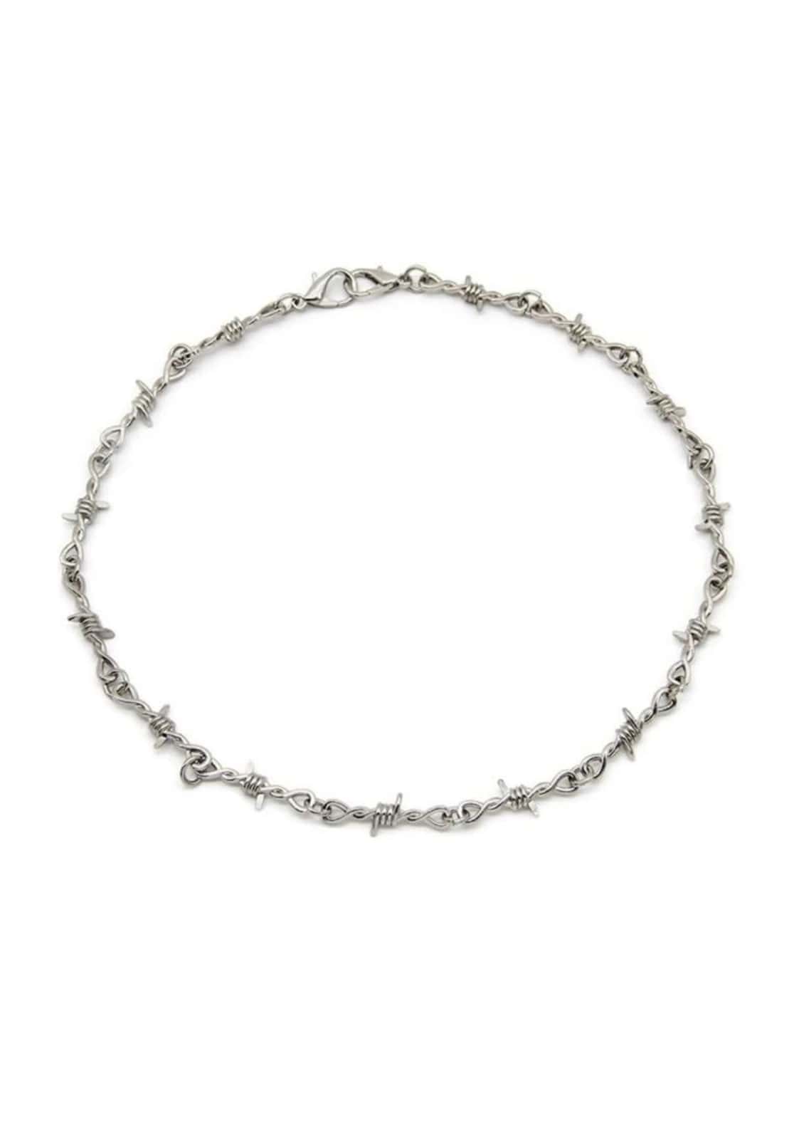 Silberfarbener barbed wire halskette mit gedrehtem metalldesign und sicheremverschluss im gothic horror stil
